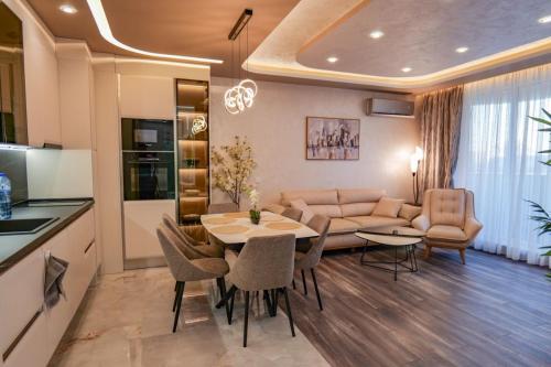The Sunrise and the Sunset Apartment - Luxury 2BR Apartment with Mineral Pool & Parking – khách sạn tại Sveti Ivan Rilski