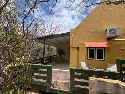 Vista exterior, two bedroom Tropical Hideaway - The green flamingo in Willibrordus