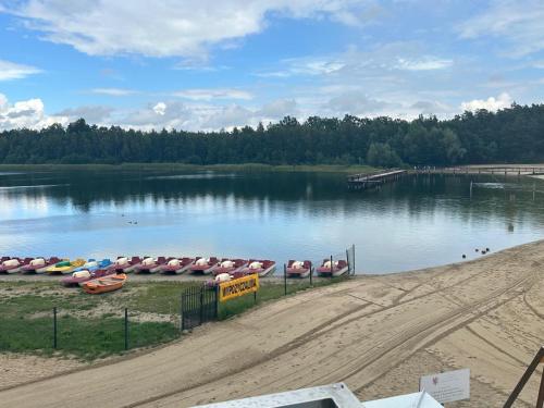 Domek nad jeziorem Kamionki Małe (Domek nad jeziorem Kamionki Male) in Turzno