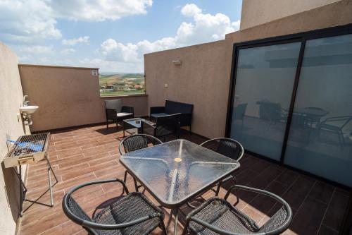 Balcony/terrace, צימר אדל - Zimmer Adel in Tiberias