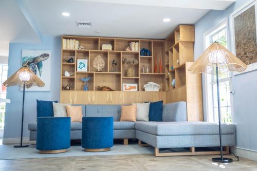 Lobby, The Sunshine Hotel and Suites in Grand Cayman