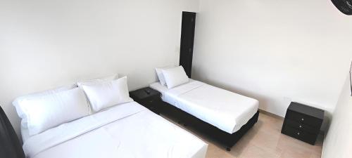 1 queen bed, 1 twin bed