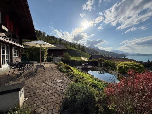Elegant Family Chalet with Lake and Mountain Views in Leissigen, Schweiz