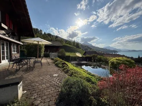 Elegant Family Chalet with Lake and Mountain Views in Leissigen, Schweiz