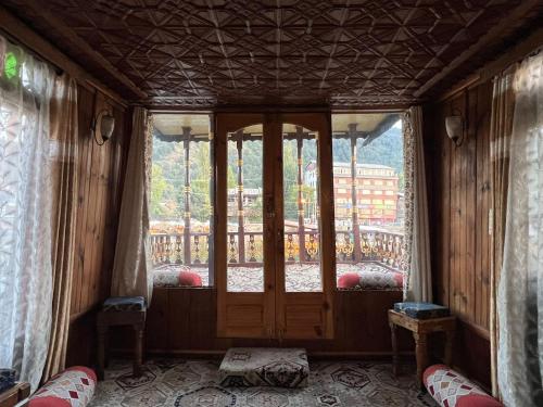 Houseboat - Hotel - Srinagar