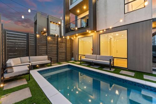 Luxury Home with Heated Pool Hot Tub Sauna and EV in West Dallas