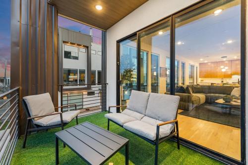 Luxury Home with Heated Pool Hot Tub Sauna and EV in West Dallas
