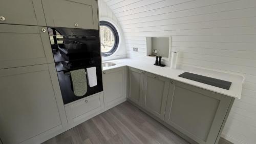 Oak Lodge - Riverbank Lodges in Томатін
