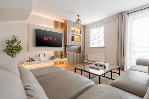 Luxury Stay with Cinema Room, Free Parking, Close to Co-op Live, Etihad Stadium & Manchester City Ce in 威爾尼斯