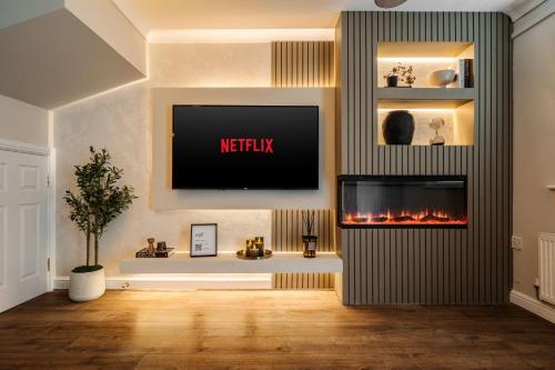 Luxury Stay with Cinema Room, Free Parking, Close to Co-op Live, Etihad Stadium & Manchester City Ce in 威爾尼斯