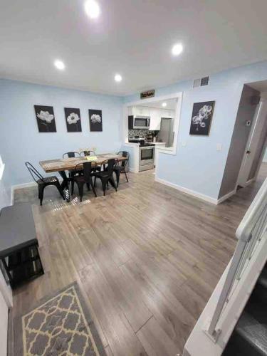 Wave of relaxation- pet-friendly villa with parking & court in 힐튼 헤드 아이랜드 (SC)