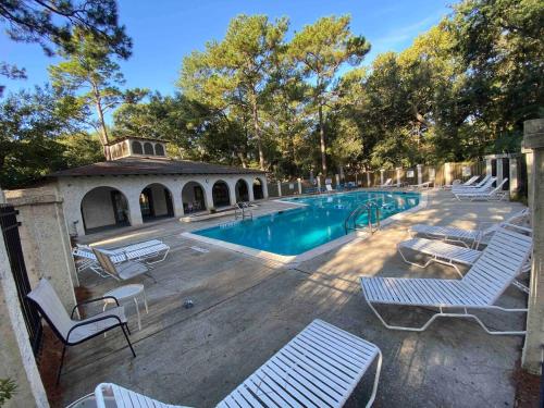 Wave of relaxation- pet-friendly villa with parking & court in 힐튼 헤드 아이랜드 (SC)