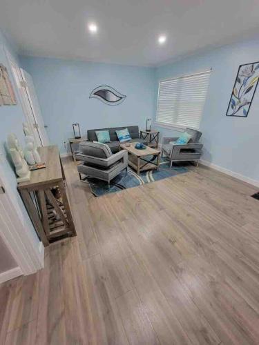 Wave of relaxation- pet-friendly villa with parking & court in 힐튼 헤드 아이랜드 (SC)