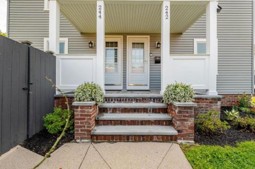مدخل, Pristine Walkable Downtown 2BR Apartment in Torrington