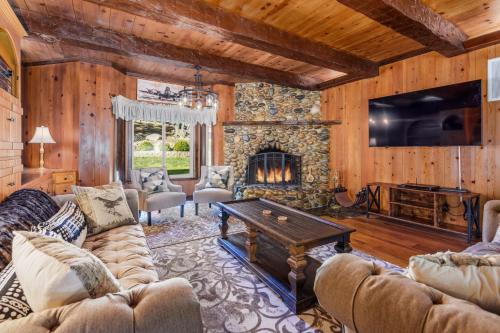 Goldside Mansion w/sleeping for 20 and tons of fun in Ahwahnee (CA)