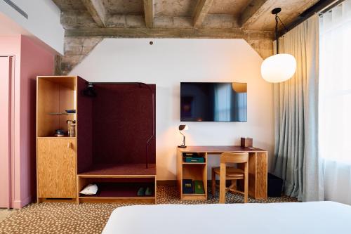 room detail thumbnail 2