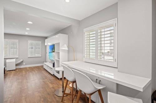 Serene 2-Bedroom Venice Apartment with Private Entrance