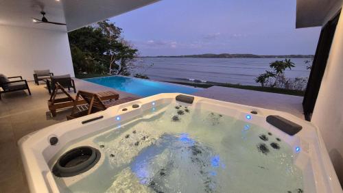 Stunning seaside villa with pool and jacuzzi in Boca Chica
