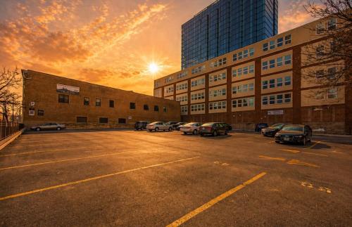 McCormick Place 420 friendly 3b/2b with optional Parking for up to 8 guests in Chicago, USA