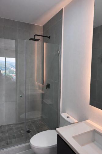 Apartamento moderno y nuevo en San Benito - image 4