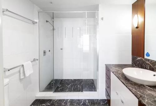 Chevron Renaissance - Private Apartments by Coastal Letting Co - image 2