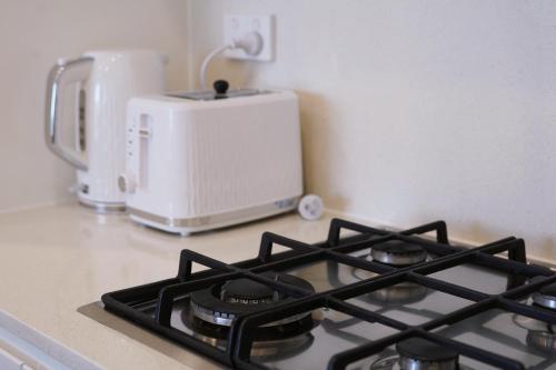 Urban Comfort Modern 2BR Apt near Burwood Station - image 3