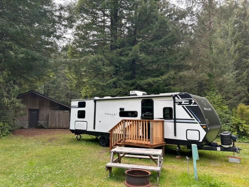 A szálláshely kívülről, The Bunkhouse Camper in Klamath (CA)