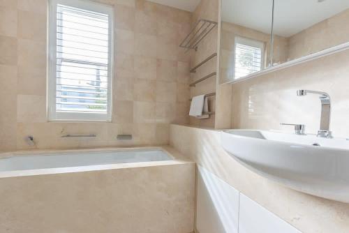 Spacious Retreat Comfortable 4BD in Petersham - image 14