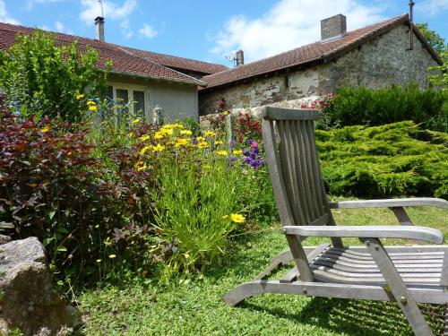 Garden, L'Hirondelle Chambres d'Hotes in Saint-Mathieu