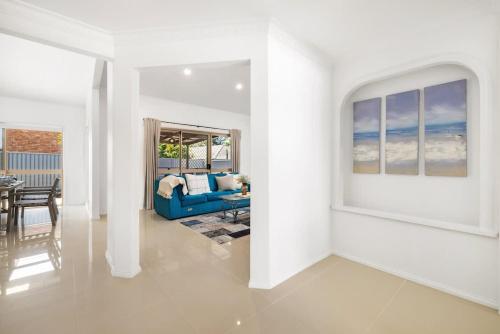 Modern 3BR Home AC ThroughoutClose to Beach Shops in Robina