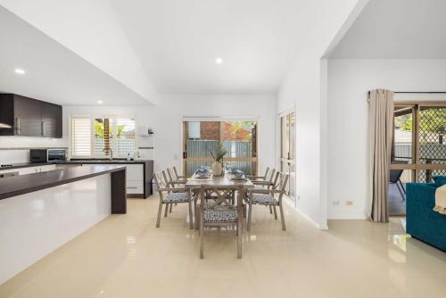 Modern 3BR Home AC ThroughoutClose to Beach Shops in Robina