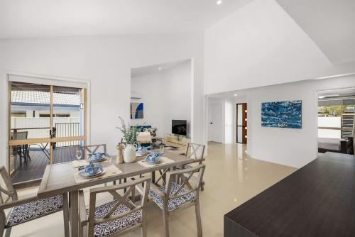 Modern 3BR Home AC ThroughoutClose to Beach Shops in Robina