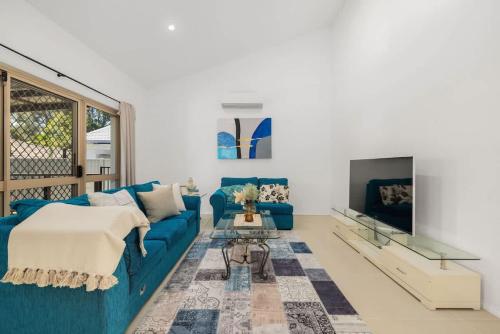 Modern 3BR Home AC ThroughoutClose to Beach Shops in Robina