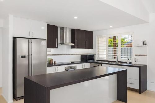 Modern 3BR Home AC ThroughoutClose to Beach Shops in Robina