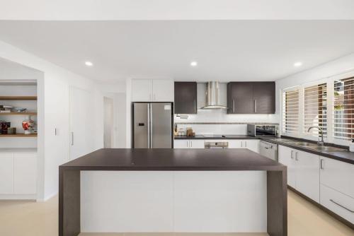Modern 3BR Home AC ThroughoutClose to Beach Shops in Robina
