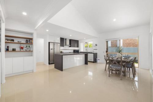 Modern 3BR Home AC ThroughoutClose to Beach Shops in Robina