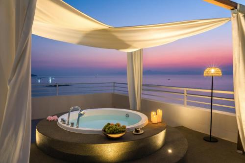 Bañera de hidromasaje, HEY VILLA·Xi Meet·Garden Private Hot Spring Villa (Shenzhen Nan'ao First Beach Store) in Dapeng