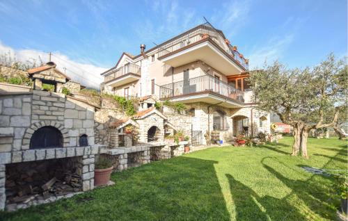 Зовнішній вигляд готелю, 3 Bedroom Amazing Apartment In Avella in Авелла