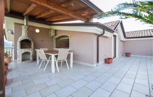 Зовнішній вигляд готелю, 3 Bedroom Amazing Apartment In Avella in Авелла