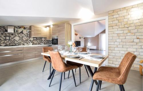 кухня, 3 Bedroom Amazing Apartment In Avella in Авелла