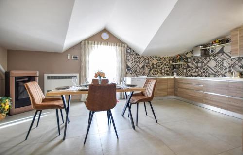 кухня, 3 Bedroom Amazing Apartment In Avella in Авелла