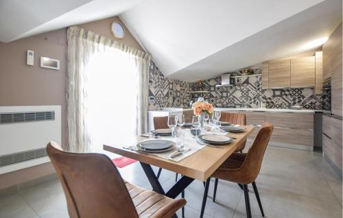 кухня, 3 Bedroom Amazing Apartment In Avella in Авелла