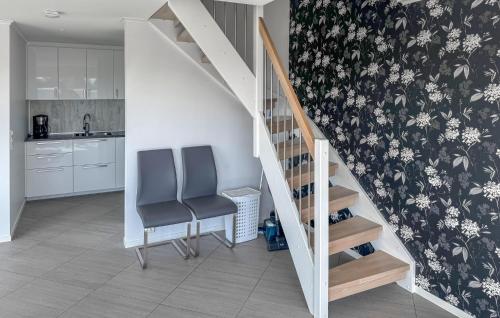 virtuve, Amazing Home In Vanse With House Sea View in Borhaug