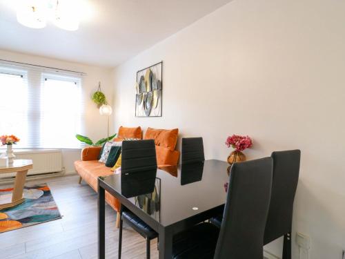 22A Warrender Road - image 3
