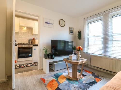 22A Warrender Road - image 4
