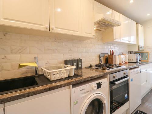 22A Warrender Road - image 7