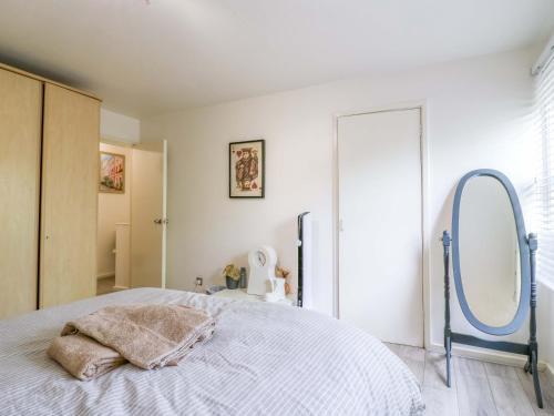 22A Warrender Road - image 6