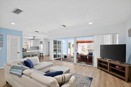 Waterfront Oasis On Intracoastal With Pool - Just Renovated - Pompano Beach, FL