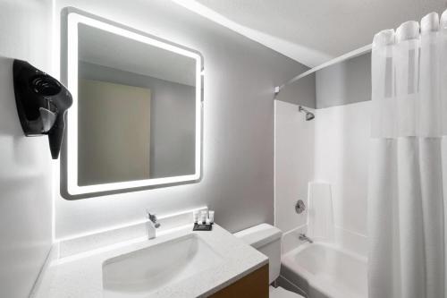 Super 8 by Wyndham Mankato - image 32
