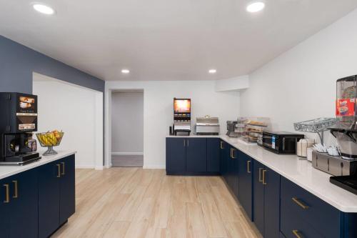 Super 8 by Wyndham Mankato - image 38